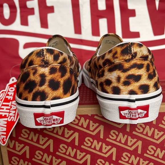 Vans Classic Slip-On
(Leopard) Black/Truewhite
VNOA5A08316
WMNS sneakers - Picture 14 of 16